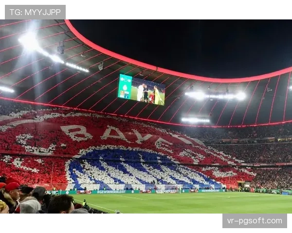 暖心一幕：双方球员赛前为逝世的足球名宿默哀，看台举起巨幅TIFO